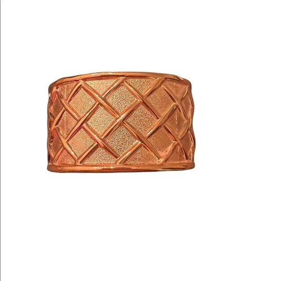 Stylish gold colored bracelet w/ spring closure - Picture 1 of 5